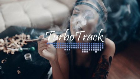 Курящая девушка