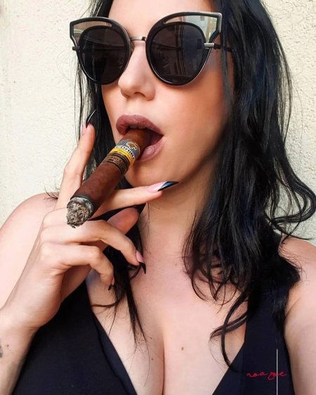 Девушка с стгарой ЕМИИ