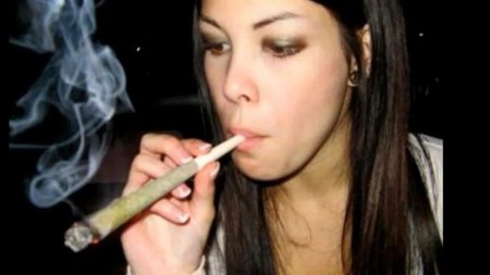 Курит девушка