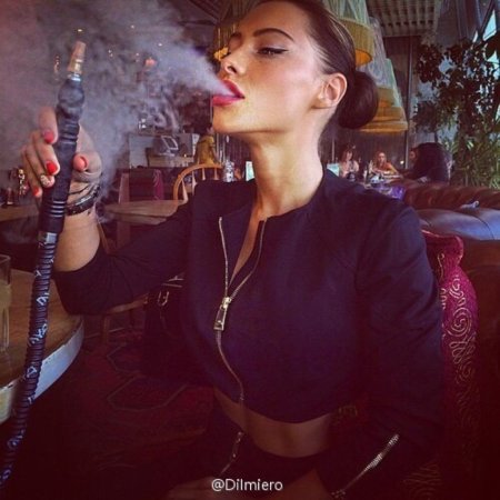 Девушка с кальяном