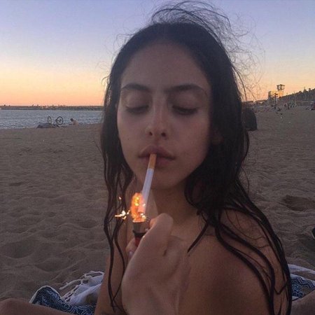 Девушка курит