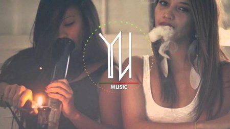 Девушка курит