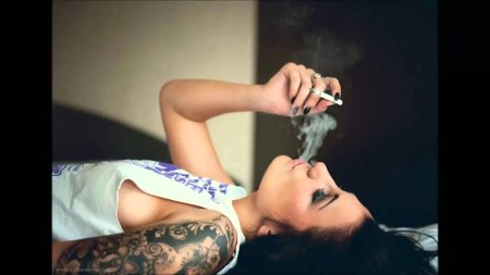 Девушка с сигаретой