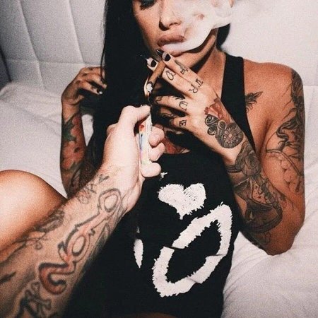 Девушка с татуировкой и сигаретой