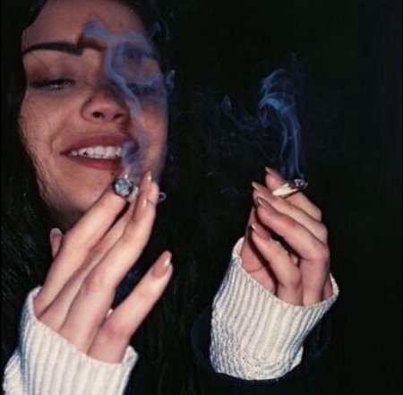Девушка с сигаретой