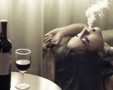 Девушка с вином