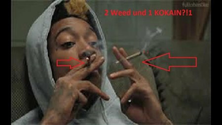 Курит травку