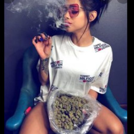 Девушка с коноплей