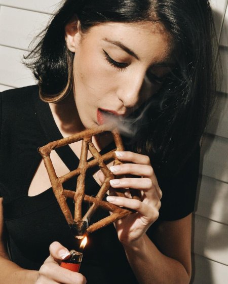 Девушка с косяком