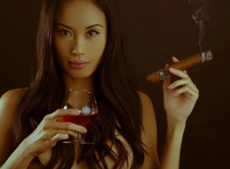 Красивые девушки с сигарой