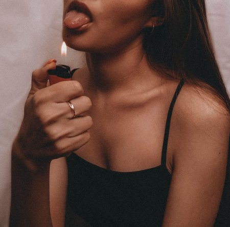 Девушка с зажигалкой