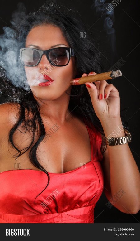 Девушка в очках курит