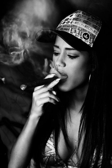 Диана Мелисон курит