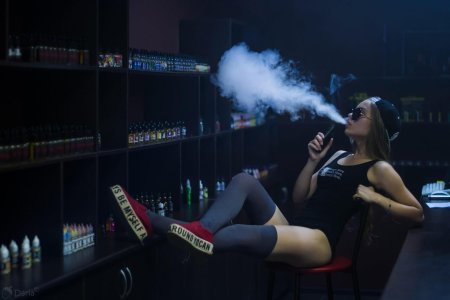 Девушка с ВЕЙПОМ