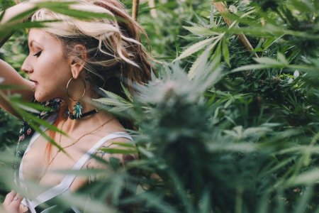 Девушка с коноплей