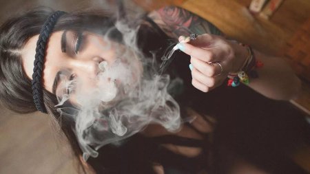 Девушка в дыму