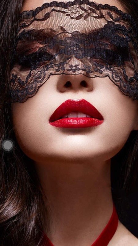 Брюнетка в кружевной маске