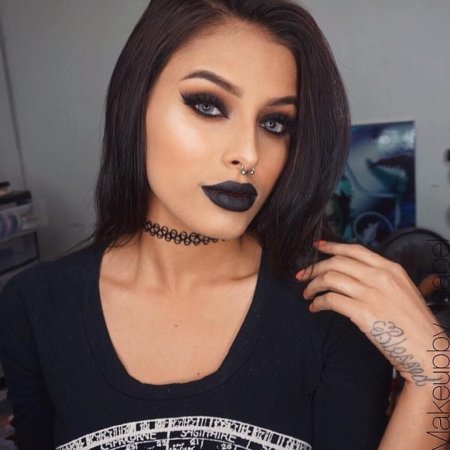 Темный макияж для подростков с черной помадой