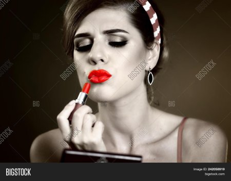 Девушка с помадой