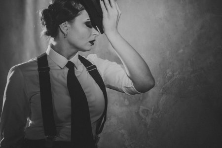 Девушка в подтяжках