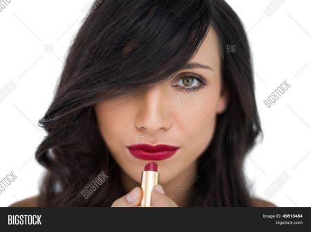 Брюнетки с красной помадой на губах