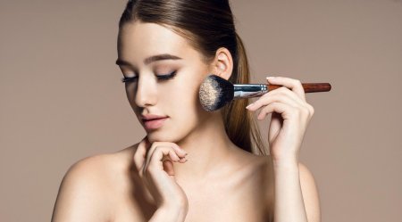 Девушка с косметикой
