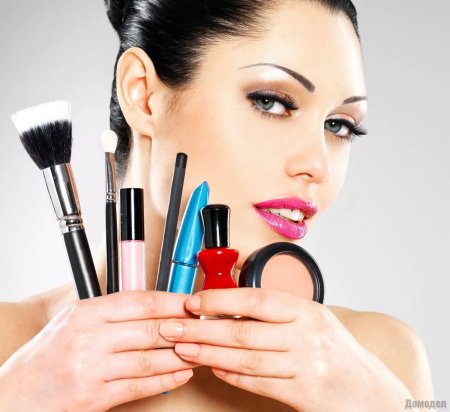 Девушка наносит макияж