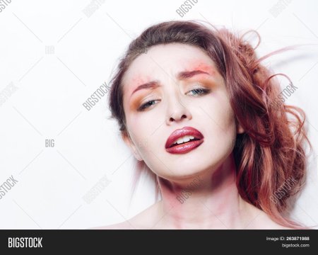 Женщина с макияжем