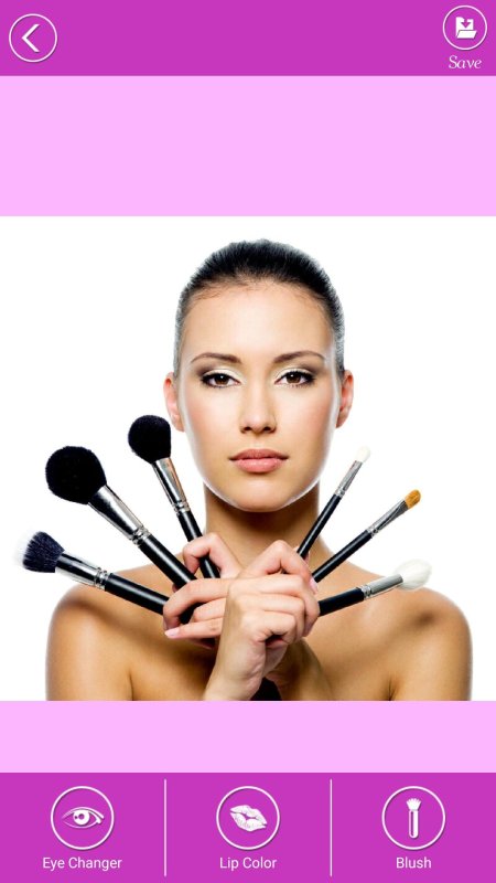 Девушка с кистями для макияжа