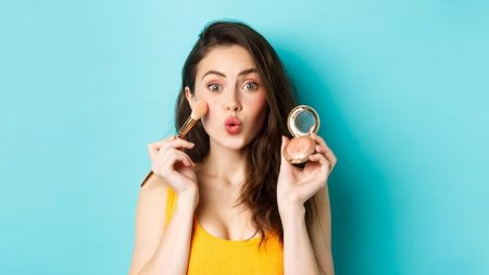 Девушка держит картину фото