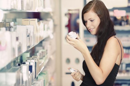 Девушка с косметикой