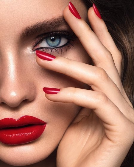 Девушка с красными ногтями