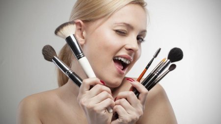 Девушка визажист