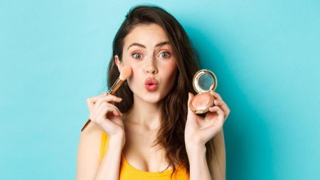 Девушка держит картину фото