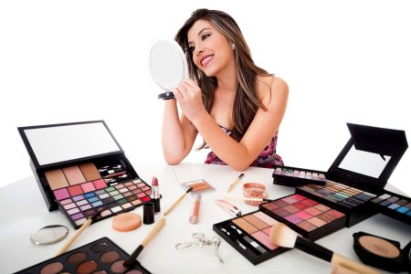 Девушка с косметикой