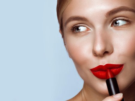 Девушка с красными губами