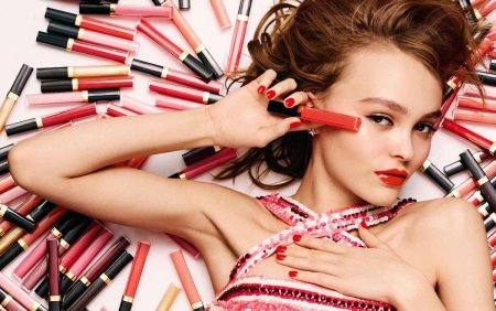 Девушка с косметикой