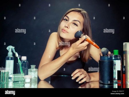 Девушка делает макияж