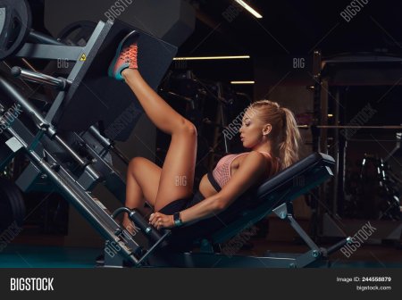 Жим ногами девушки