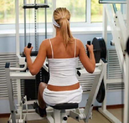 Девушка в тренажерном зале со спины