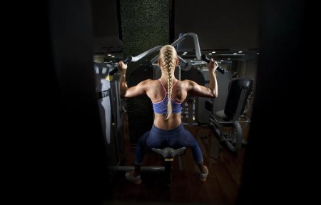 Девушка в тренажерном зале