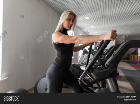 Девушка в спортзале