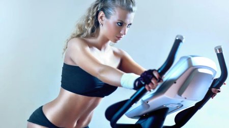 Девушка на тренажере