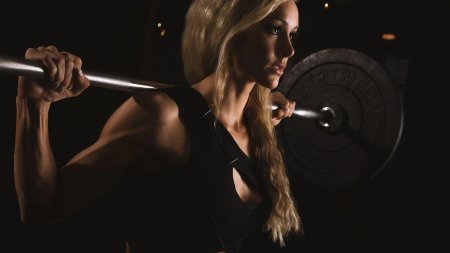 Девушка и фитнес