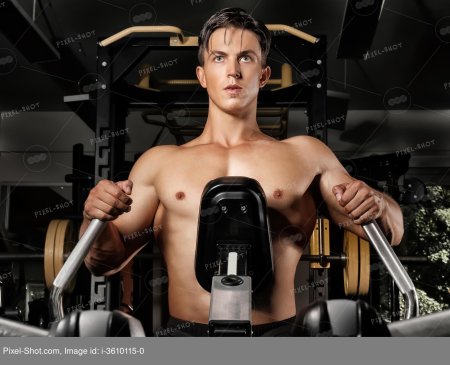 Тренажер в спортзале