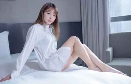 Азиатка в рубашке