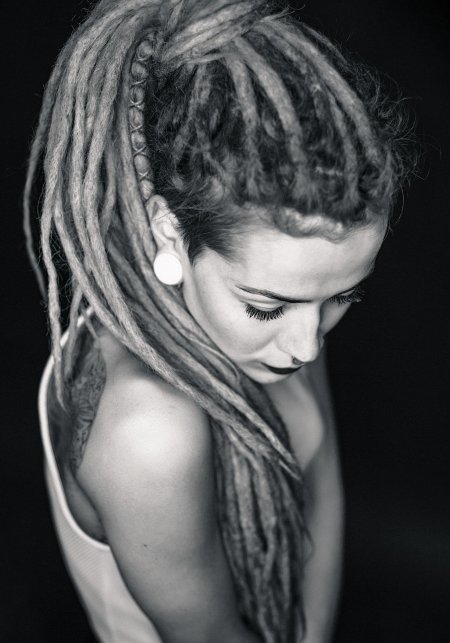 Прически с дредами женские