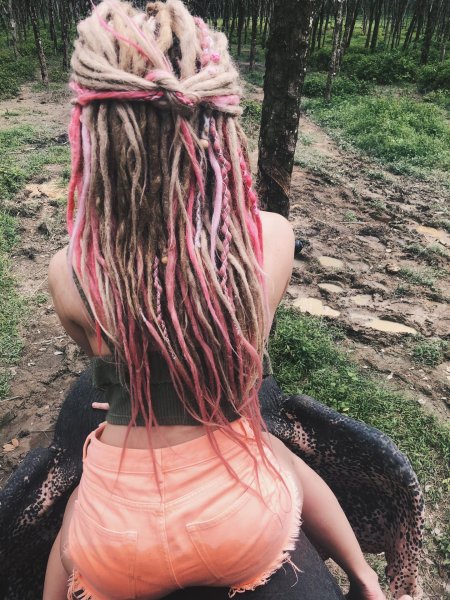 Девушка с дредами