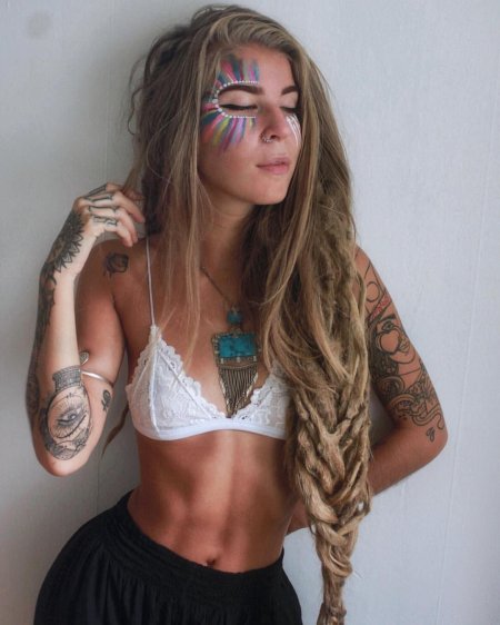 Девушка хиппи с дредами