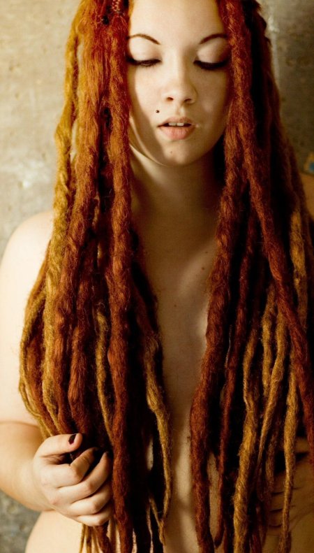 Девушка с дредами